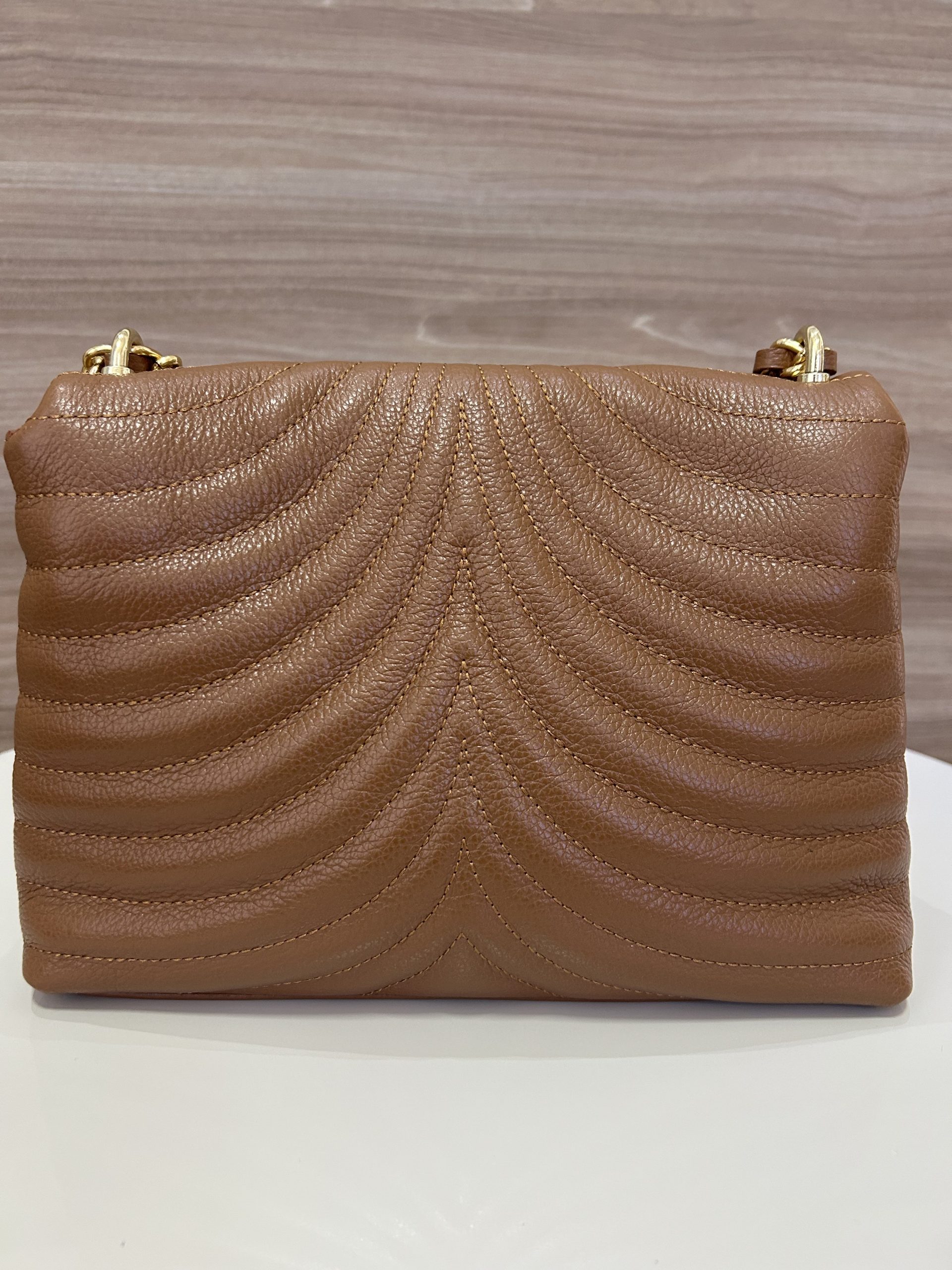 Bolsa Couro legítimo Ester caramelo alça corrente - Imagem 4